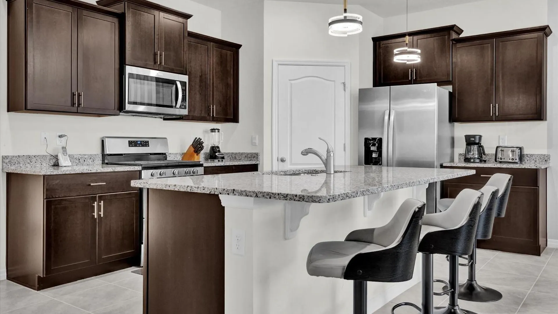 5 Bedrooms- 5 Bathrooms- Solterra 7622 Ol Davenport United States