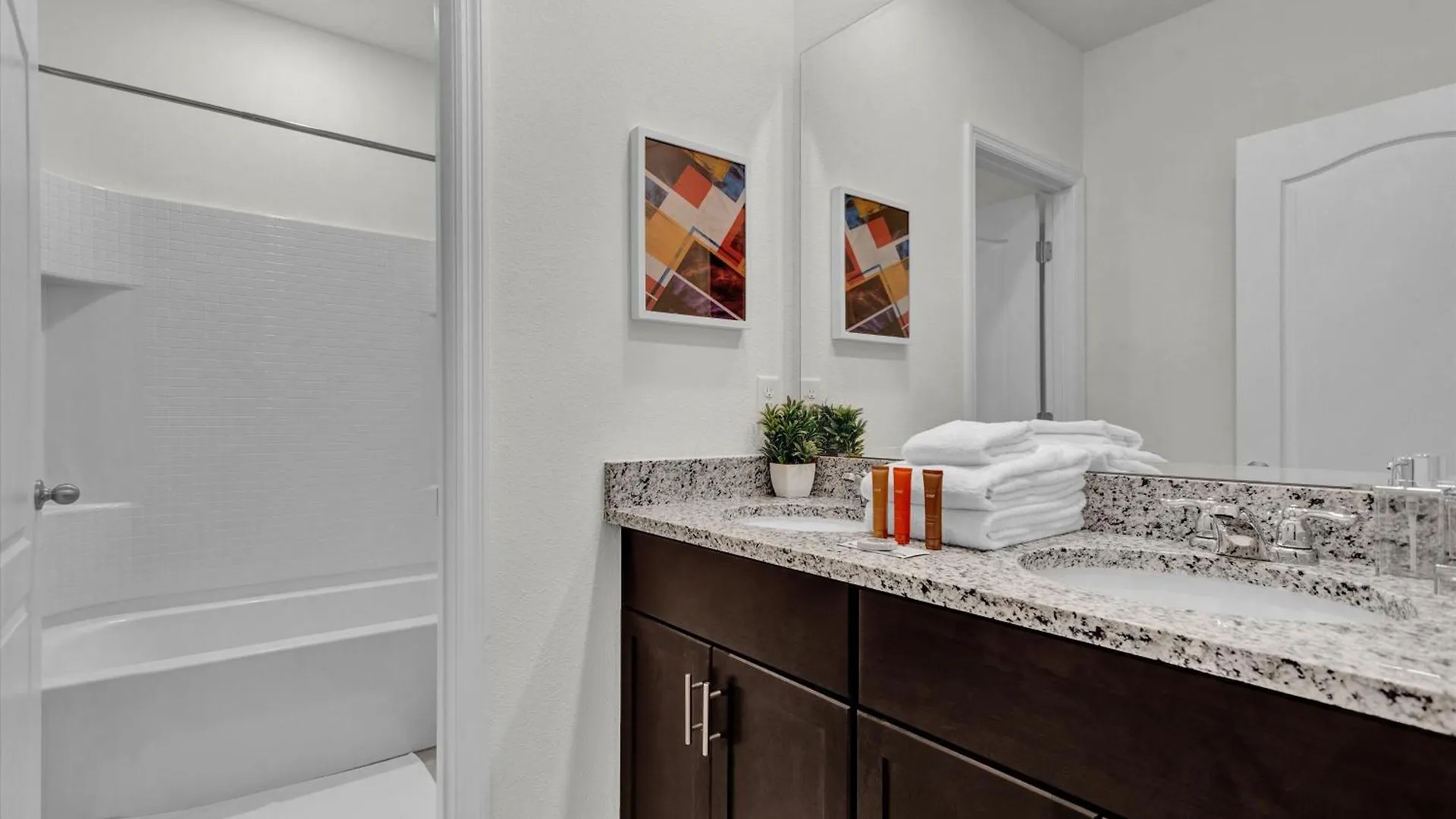 5 Bedrooms- 5 Bathrooms- Solterra 7622 Ol Davenport United States