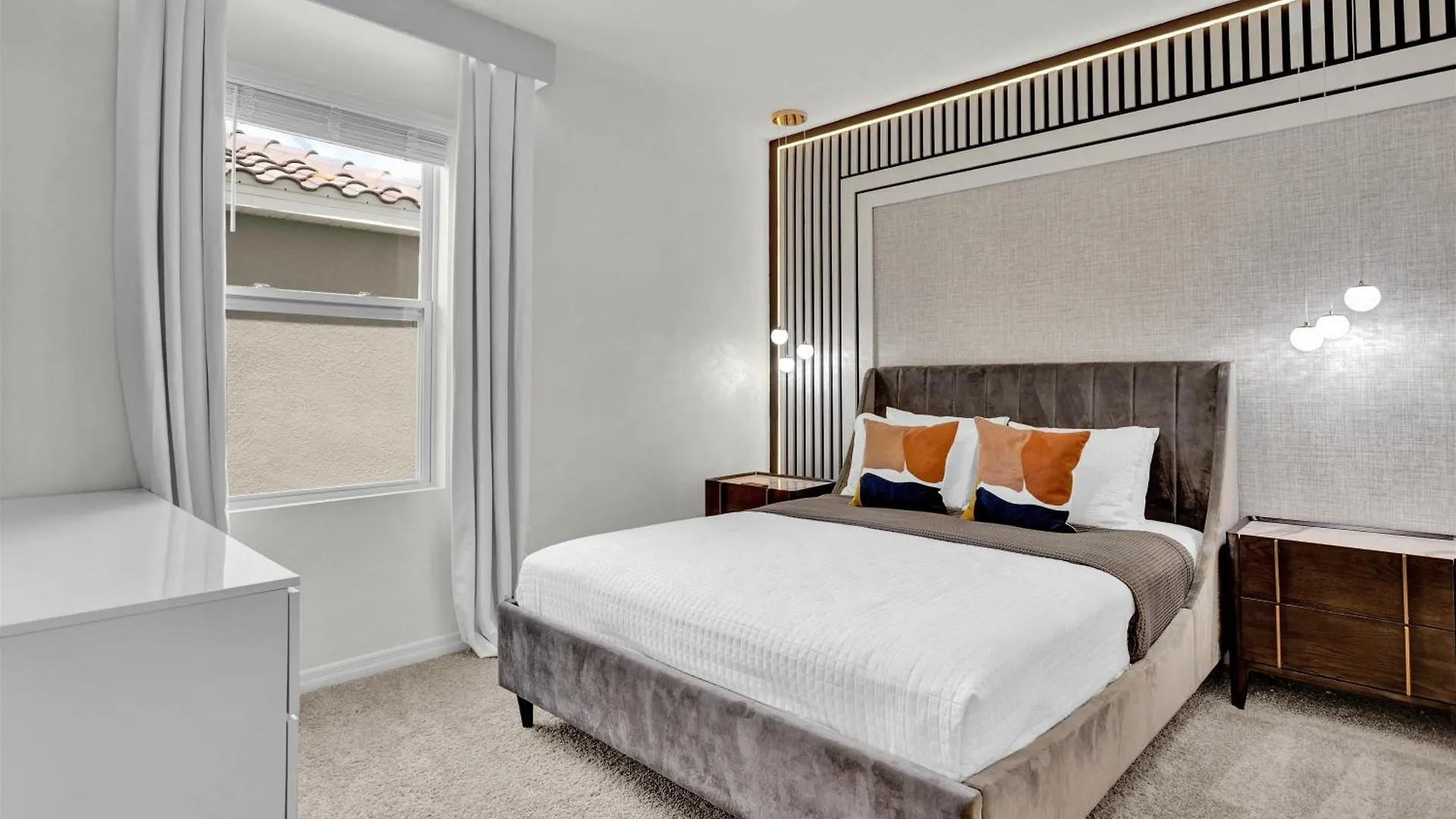 5 Bedrooms- 5 Bathrooms- Solterra 7622 Ol Davenport
