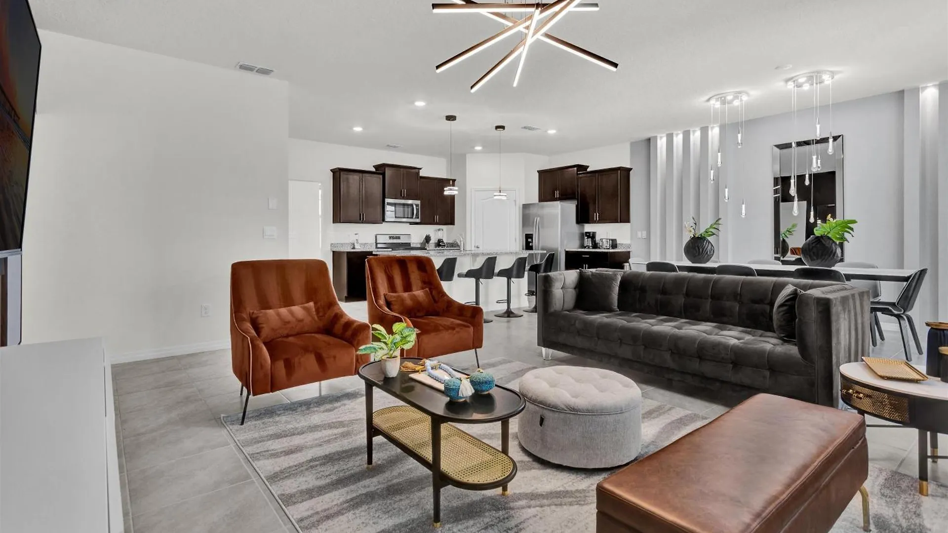 5 Bedrooms- 5 Bathrooms- Solterra 7622 Ol Davenport United States